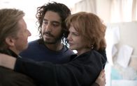 Lion: Der lange Weg nach Hause – Saroo (Dev Patel, Mitte), John (David Wenham, links) und Sue (Nicole Kidman) sind eine Familie.
