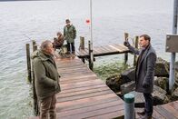 Hubert ohne Staller – Auf der Suche nach Antworten hat Girwidz (Michael Brandner, l.) eine äußerst interessante Begegnung mit Peter Schwiers (Sigfried Terpoorten, r.), dem Schwiegersohn des Toten. Billie Käser (Doris Buchrucker, h.r.) und Horst Meininger (Hermann Giefer, h.l.) hören interessiert mit.