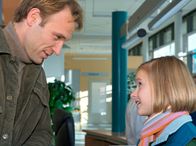 In aller Freundschaft – Marie (Henriette Zimmeck) wurde von ihrer Mutter das Reiten verboten - Schule gehe vor. Martin (Bernhard Bettermann), ihr Vater, findet das Hobby aber gleichwertig und fährt seine Tochter auf den Reiterhof.