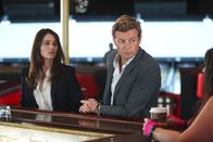 The Mentalist – Jane (Simon Baker, r.) und Lisbon (Robin Tunney, l.)