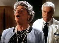 Diagnose: Mord – Tim (Tim Conway, l.) ist auf der Flucht vor der Polizei in Frauenkleidern ins Community General Hospital geflüchtet und offenbart nun Mark (Dick Van Dyke, r.) seine wahre Identität.