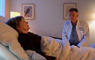 In aller Freundschaft – Dr. Roland Heilmann (Thomas Rühmann) klärt Luise Brenner (Monika Lennartz) über ihre Behandlung auf. Im Moment geht es ihr gut, doch sie hat Angst vor dem, was kommen wird.
