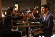 Hacks – Jimmy (Paul W. Downs) versucht verzweifelt bei einem Geschäftsessen mit Janet Stone (Ming-Na Wen), der Vertreterin eines britischen Autorenteams, Avas Fehler auszubügeln.