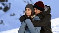 Die Bergretter – Die Altlasten ihres Vaters könnten Laura Brandtner (Josepha Walter) und Max (Doğa Gürer) ihre Existenz kosten.