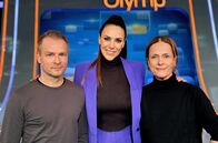 Quizduell-Olymp – Moderatorin Esther Sedlaczek (M.) mit den Kandidaten des Teams "Schauspiel": Hinnerk Schönemann (l.) und Claudia Michelsen (r.)