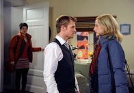 Rote Rosen – ARD ROTE ROSEN FOLGE 1467 Uhr im ERSTEN. Ariane (Alexandra Horn, h.) kommt gerade dazu, als Claudia (Mignon Remé, r.) Robin (Niklas Osterloh, M.) die Schuld an ihrem Versagen gibt.