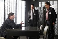Criminal Minds – Hat Bruce Morrison (Ken Olin, l.) etwas mit dem Verschwinden seiner Töchter zu tun? Rossi (Joe Mantegna, r.) und Hotch (Thomas Gibson, M.) versuchen dies herauszufinden ...