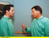 In aller Freundschaft – MDR Fernsehen IN ALLER FREUNDSCHAFT FOLGE 194, "Der Weg zum Herzen" Uhr. Dr. Brentano (Thomas Koch, links) und Dr. Heilmann (Thomas Rühmann) stehen vor einer lebensgefährlichen Operation, die auch ihre Karriere aufs Spiel setzen könnte!