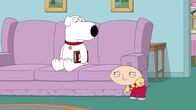 Family Guy – Stewie (r.) wird von fiesen Rückenschmerzen geplagt, doch anders als Brian (l.) vermutet, ist es dieses Mal wirklich ernst.