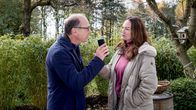 Unter anderen Umständen – Arne Brauner (Martin Brambach) zeigt Jana Winter (Natalia Wörner) auf seinem Handy die Anrufe von Axel.
