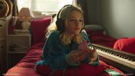 Glow – Im neuen Zuhause sehnt sich Kim nach Ruhe: Sie muss sich auf die Aufnahmeprüfung an der Musikschule vorbereiten. (Bianca Ghilardi-Hellsten)