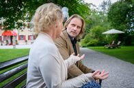 Sturm der Liebe – Helene (Sabine Werner, l., mit Erich Altenkopf, r.) ist von Andrés Verhalten verunsichert.