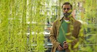 Rote Rosen – ARD ROTE ROSEN FOLGE 4401 Uhr im ERSTEN. JeMo (Yunus Cumartpay) will nicht länger mit Julius streiten und zurück nach Parma. Aber er findet immer wieder einen Grund, noch länger zu bleiben.