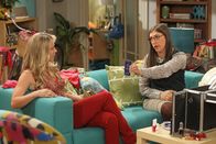 The Big Bang Theory – Amy (Mayim Bialik, r.) und Penny (Kaley Cuoco, l.) sind entsetzt als sie erfahren, dass sich Sheldon eine Assistentin gesucht hat ...