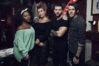 Tattoo Fixers - Die Cover Up-Profis – (4. Staffel) - In ihrem Studio verhelfen sie verzweifelten Menschen mit einem Cover Up zu einem neuen Tattoo: (v.l.n.r.) Paisley, Alice, Jay und Sketch ...