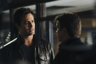 Castle – Castle (Nathan Fillion, r.) ist überrascht als der gutaussehende Josh Davidson (Victor Webster, l.) Kate von der Arbeit abholt.