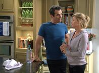 Modern Family – L-R: Phil Dunphy (Ty Burrell) and Claire Dunphy (Julie Bowen)