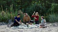 Blutsauger – Ljowuschka (Alexandre Koberidze, 2.v.l.), Jakob (Alexander Herbst ), Octavia (Lilith Stangenberg, 2.v.r.) und der Algensammler (Kyung-Taek Lie, l) picknicken. Octavia versucht mit einem Hammer eine Wassermelone zu öffnen
