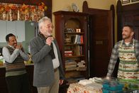 Perfect Harmony – (v.l.n.r.) Reverend Jax (Rizwan Manji); Arthur Cochran (Bradley Whitford); Wayne (Will Greenberg)