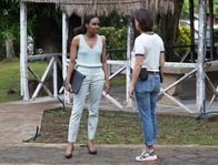 Deadly Tropics – Zoé Coubia (Steffy Glissant, l.) ist sehr loyal gegenüber ihrer Chefin Elise. Sie erzählt Gaelle Crivelli (Béatrice De la Boulaye, r.) verzweifelt von den alltäglichen Drohungen und Angriffen, die an ihre Chefin gerichtet sind.