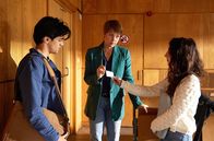 Rentnercops – Vicky Adam (Katja Danowski, M.) befragt zwei verdächtige Studenten, Victor (Mohammad "Mido") Kotaini, l.) und Soraya (Roxana Safarabadi, r.), ob sie wissen, was mit dem getöteten Studenten passiert sein könnte.