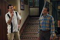 Two and a Half Men – Lyndsey möchte mit Alan (Jon Cryer, r.) zusammenziehen - er bittet um Bedenkzeit. Obwohl er Charlie (Charlie Sheen, l.) anvertraut, dass er Lyndsey nicht wirklich liebt, sieht der seine Chance, Alan endlich loszuwerden ...