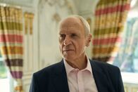 The Assassin – Bergbauunternehmer Aaron Cross (Alan Dale) wird von seinem früheren IT-Chef erpresst. Das will er sich nicht gefallen lassen.