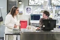 The Big Bang Theory – Während Bernadette daheim sehnsüchtig darauf wartet, dass endlich die Wehen einsetzen, wollen Amy (Mayim Bialik, l.) und Howard (Simon Helberg, r.) die zusätzliche Zeit nutzen, um ihr Projekt zu beenden ...