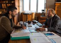 Kommissar Dupin – Kommissar Dupin (Pasquale Aleardi) fühlt dem arroganten Wissenschaftler Le Berre-Ryckeboerec (Waldemar Kobus) auf den Zahn.
