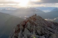 GEO Reportage – Die Palagruppe ist der ausgedehnteste Gebirgszugs der Dolomiten: Jedes Jahr starten von hier aus etliche Bergsteiger, um die spektakulären Gipfel zu erklimmen.