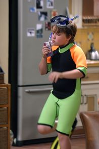 Two and a Half Men – Ist begeistert von dem neuen reichen Freund seiner Mutter: Jake (Angus T. Jones) ...