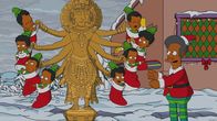 Die Simpsons – Ist das schon Rassismus? Apu feiert Weihnachten: Wie es das Klischee will, mit vielen Kindern und einer Statue des achtarmigen Gottes Shiva.