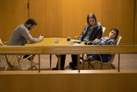 neoriginal: Riding in Darkness – Mit der Unterstützung ihrer Freundin Maja (Elsa Wörmann, M.) ist Agnes (Tehilla Blad, r.) zur Polizei gegangen und hat Polizist Martin (Wahid Setihesh, l.) ihre ganze Geschichte erzählt.