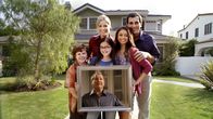 Modern Family – 1. Staffel: (im Uhrzeigersinn) Claire (Julie Bowen), Haley (Sarah Hyland), Phil (Ty Burrell), Alex (Ariel Winter) und Luke (Nolan Gould)