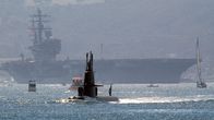Kriegsschiffe - Tod auf See – In einer Übung im Jahr 2005 schafft es die Crew des schwedischen U-Boots "HSwMS Gotland" sich unentdeckt an allen Begleitschiffen des US-amerikanischen Flugzeugträger "USS Ronald Reagan" vorbei zu schleichen. Im Kriegsfall hätte das U-Boot den Träger versenken können.
