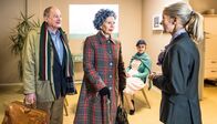 Die letzte Reise – Katharina Krohn (Christiane Hörbiger, 2. v. li.) spricht im Beisein des Schweizer Sterbehilfearztes Jean Jovet (Burghart Klaußner) mit Jeanette (Hedi Kriegeskotte, re.) vom Sterbehilfeverein. Im Hintergrund Chiara (Karoline Bär).