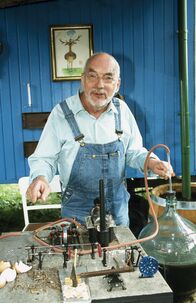 Löwenzahn Classics – Peter Lustig (Peter Lustig) hat eine einzigartige Eierschalenzerkleinerungsmaschine erfunden - mit Biogas angetrieben.