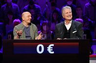 Wer weiß denn sowas? – moderator Guido Knopp (r.) bilden ein Rateteam.