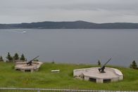 Mysteriöse Inseln – Küstenverteidigungskanonen auf Bell Island, Kanada. MYSTERIOUS ISLANDS nimmt die Zuschauer mit auf eine unvergessliche Entdeckungsreise zu den außergewöhnlichsten und rätselhaftesten Inseln der Welt. (Kredit: Small Town Canada/Shandi Pace)