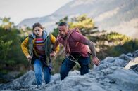 Showdown in den Bergen – Statt gemütlich durch die Natur zu wandern, müssen Paul (Philippe Bas) und Sara (Maďra Schmitt) nun vor gnadenlosen Killern fliehen.
