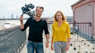2 für 300 – Moderatorin Tamina Kallert (r) und Kameramann Uwe Irnsinger.