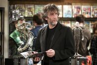 The Big Bang Theory – Als der Autor Neil Gaiman (Neil Gaiman) Stuarts Comicladen eine gute Bewertung gibt, sorgt das für einige Veränderungen ...