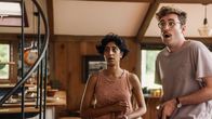 Save Yourselves! – Su (Sunita Mani, l.); Jack (John Reynolds, r.)