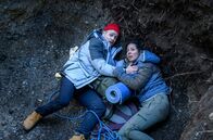 Sturm der Liebe – Bei dem Versuch Vanessa (Jeannine Gaspár, r.) zu retten, stürzt Max (Stefan Hartmann, l.) ebenfalls ab.