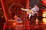 The Masked Dancer – Titel: The Masked Dancer; Staffel: 1; Folge: 1; DIE MAUS tanzt zu "Bang Bang" von Jessie J. Ausstrahlungszeitraum bis: 2022-01-05; Copyright: ProSieben/Willi Weber; Fotograf: Willi Weber; Dateiname: 2397463.JPG; Rechtehinweis: Dieses Bild darf bis eine Woche nach Ausstrahlung honorarfrei fuer redaktionelle Zwecke und nur im Rahmen der Programmankuendigung verwendet werden. Spaetere Veroeffentlichungen sind nur nach Ruecksprache und ausdruecklicher Genehmigung der Seven.One Entertainment Group GmbH moeglich. Nicht fuer EPG! Verwendung nur mit vollstaendigem Copyrightvermerk. Das Foto darf nicht veraendert, bearbeitet und nur im Ganzen verwendet werden. Es darf nicht archiviert werden. Es darf nicht an Dritte weitergeleitet werden. Aneinanderreihung/Zusammenlegung/Kopplung von Bildern zum Zweck der Erstellung von Slide-Shows o.ä. nicht gestattet; Verbindung/Einfügen/Anfügen von Werbung nicht gestattet. Bei Fragen: foto@seven.one Voraussetzung fuer die Verwendung dieser Programmdaten ist die Zustimmung zu den Allgemeinen Geschaeftsbedingungen der Presselounges der Sender der Seven.One Entertainment Group GmbH.