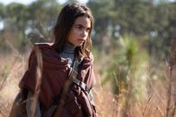 65 – Koa (Ariana Greenblatt) ist neben Mills die einzige Überlebende des auf der Erde verunglückten Raumschiffs. Trotz Sprachbarrieren verbünden sich die beiden.