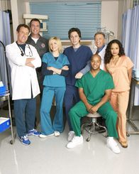 Scrubs - Die Anfänger – (5. Staffel) - Täglich fordert der Krankenhaus-Alltag den totalen Einsatz: J.D. (Zach Braff, M.), Turk (Donald Faison, 3.v.r.), Dr. Phil Cox (John C. McGingley, 2.v.r.), Hausmeister (Neil Flynn, 2.v.l.), Dr. Bob Kelso (Ken Jenkins, 2.v.l.), Elliot (Sarah Chalke, 3.v.l.), und Carla Espinosa (Judy Reyes, r.) ...
