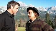 Der Bergdoktor – Arthur Distelmeier (Martin Feifel, r.) macht keinen Hehl daraus, dass er Martin Gruber (Hans Sigl, l.) nicht mag und eine Beziehung zwischen ihm und seiner Tochter nicht zulassen wird.