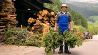 freizeit – Der Schmidt Max und das magische Öl der Berge. Davor heißt es allerdings: 400 Kilo Latschen schlagen, aus denen 1 Liter Öl gewonnen wird. Weiteres Bildmaterial finden Sie unter www.br-foto.de.