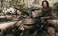 Occupation – Vanessa (Rhiannon Fish,r.o.), Dennis (Zachary Garred,l.o.) versuchen sich mit den restlichen Überlebenden gegen die Außerirdischen zu wehren.